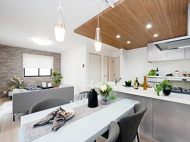 【建物プラン例】
「新宿」駅まで直通約22分!「渋谷」も約24分の好アクセス!小中学校まで徒歩11分圏内。保育園・幼稚園も徒歩圏内に複数点在している子育て世帯にも安心な立地!駅周辺には商業施設が充実!