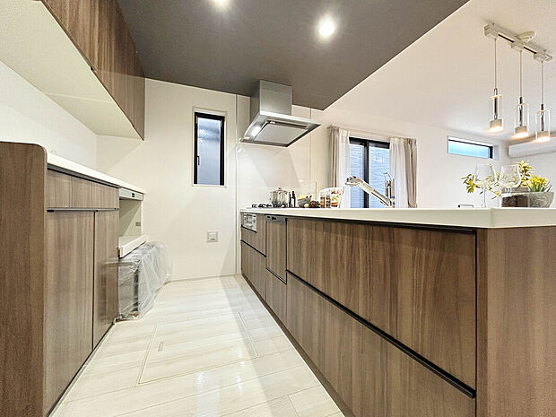 【建物プラン例】
駅周辺には「クイーンズ伊勢丹」や「西友」「京王ストア」、仙川商店街など多くのお店が並んでいます。ペットと遊べる「新川あおやぎ公園」や仙川が流れる「祖師谷公園」など広い公園が近くに!