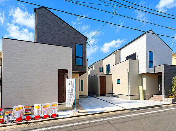 【外観】見学予約随時受付中！
駅徒歩5分の角地にZEH水準のデザイナーズ邸宅が全3棟誕生。
リビングからフラットに続いているウッドデッキがより開放的で優雅な暮らしをもたらしてくれます。