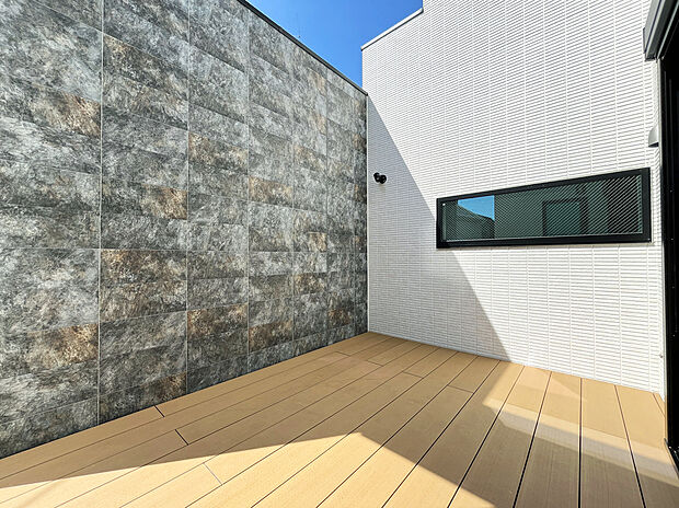 【施工例:Wood Deck】
陽当たり・通風良好な南向きのウッドデッキ。家族・ご友人との食事やガーデニング、ペットや子供の遊び場として、様々な活用が可能。開放的で優雅なひと時を堪能できます。