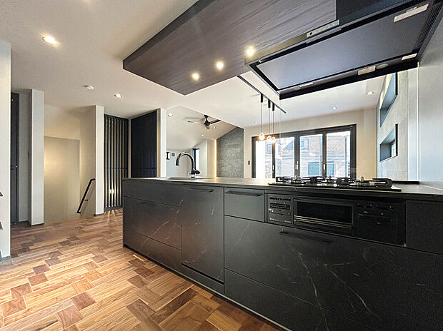 【Kitchen】
食洗機を搭載しているシステムキッチン。
キッチン後ろにはパントリーを備え、食品や日用品のストックもすっきり収納でき、生活感を抑えた美しい住空間を保てます。