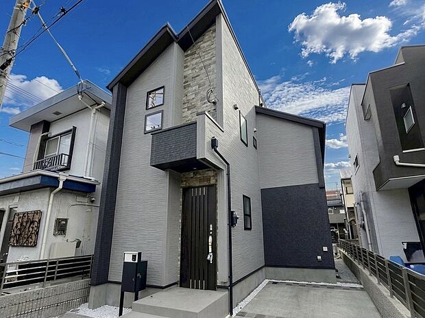 【外観】
JR中央線「吉祥寺」駅、京王線「仙川」駅がバス利用可能な立地に3LDKファミリープランのZEH水準住宅が堂々完成！