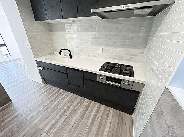 【Kitchen】
モノクロなデザインのおしゃれなキッチン。独立したキッチンスペースで家事効率が良くなります。