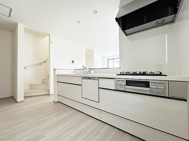 【Kitchen:B号棟】
食洗機搭載システムキッチン。
人気のカウンターキッチン仕様となっており、リビング全体を見渡すことができるので料理をしながら子供の様子を見たり、家族との会話を愉しめます。