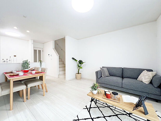 【施工例:LDK】
床暖房や食洗機など暮らしをより快適にする設備が充実。
充実した新生活をスタートできます。