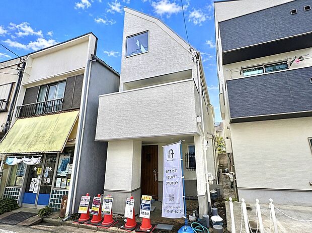 【外観】～土日祝日は現地販売会実施中！～
西武新宿線「田無」駅徒歩9分で利用可能。
中央線「武蔵境」駅までもバスで利用可能な希少立地。
バス停まで徒歩2分で行くことができます。