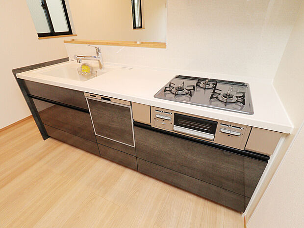 【Kitchen：1号棟】
床暖房や食洗機、高断熱浴槽など充実した設備仕様がより快適な暮らしを叶えます。