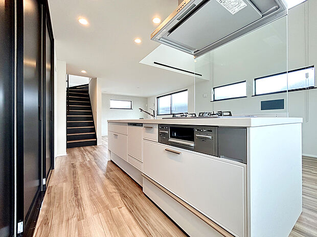 【Kitchen】
LDK21帖の3LDK。吹抜天井・アイランドキッチンを採用した開放的な空間でお過ごしいただけます。床暖房・食洗器・浴室暖房乾燥機・WIC・パントリーなど快適に過ごせる設備が完備。