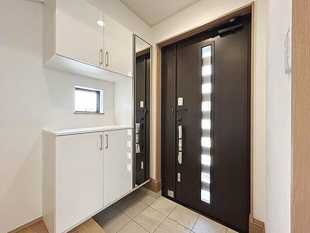 【施工例:Entrance】
設計・建設住宅性能評価書取得。
耐震等級3など、住宅性能表示制度6項目最高等級取得の高品質で安心して永く暮らせる住まい。