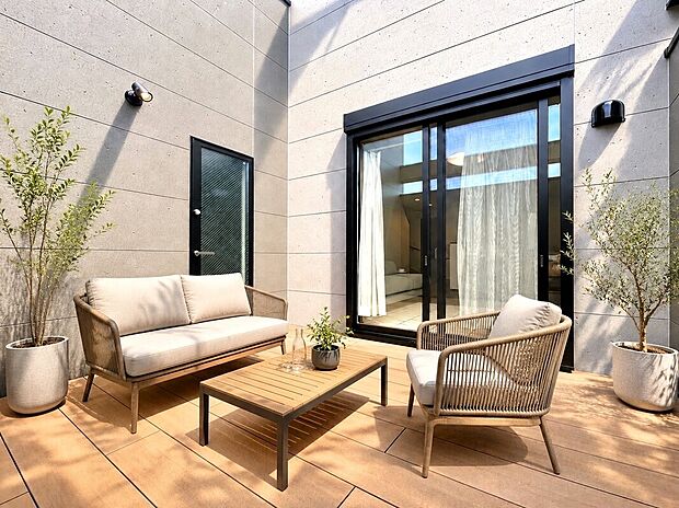 【施工例:Wood Deck】
隣接するウッドデッキは、朝食や休日のティータイムなど、屋外の心地よさを日常に取り込む特別な場所。