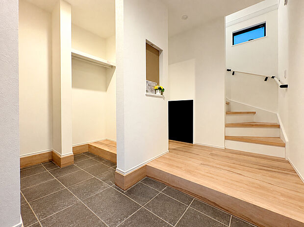 【Entrance】
水回り集約設計やリビング階段、カウンターキッチンなど住む人の暮らしに寄り添ったプランニング。家族の成長や暮らしの変化に合わせて、間取りを柔軟に変えられる居室がついた住まい。