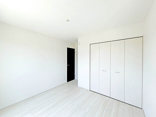 【【Room】】各居室に収納スペースが備わっている邸宅。普段使わないような物や洋服を置いておくことで、居室を広くキレイに利用することが可能です。