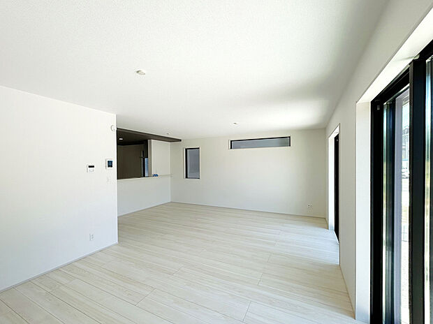 【【LDK】】オープンキッチン仕様で開放感あるリビングルームで優雅な安らぎなひとときを満喫できます。