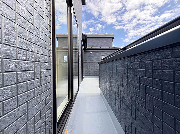 【【Balcony】】車2台駐車可能なゆとりある敷地。車だけでなく、バイクや自転車などを止めておくことも可能。各御家庭に合った暮らしを望めます。