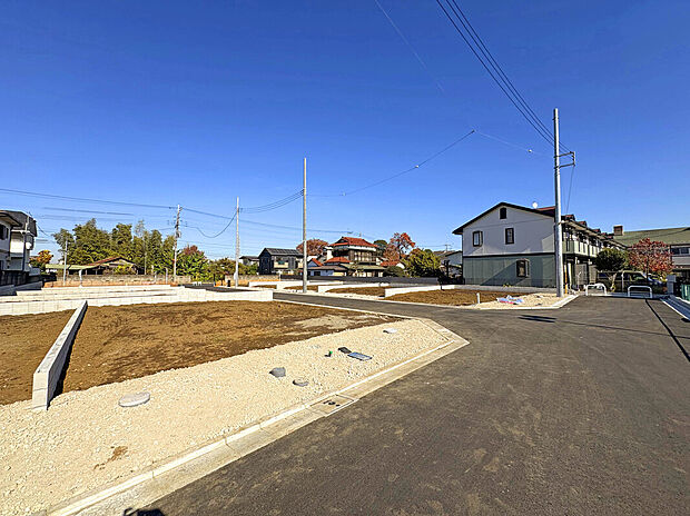 【【現地外観：11月下旬撮影】】小中学校や保育・幼稚園などの教育施設が徒歩圏内に点在するので、子育て世帯にも安心の立地。
スーパーやコンビニなどの商業施設も充実の住環境となっています。