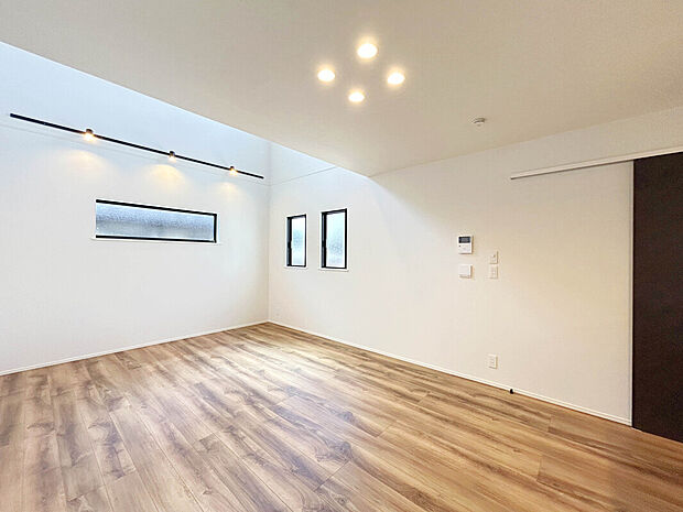 【【床暖房】】リビングに床暖房が標準設備しているため、冬場の寒い時期でも足元から温まることが出来ます。埃が舞う心配も減り、小さなお子様も安心して過ごすことが出来ます。