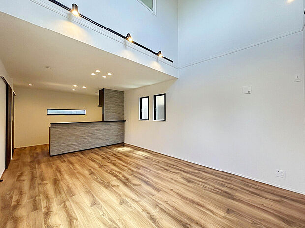 【【LDK：17.3帖】】開放的な吹抜が印象的なリビング。
採光窓が多く、日中は優しい陽射しが降り注ぐくつろぎ空間となります。