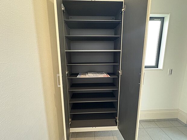 【【シューズボックス】】シューズボックス付きの為、履き物が散らかることなく、いつでもお客様を迎えられる玄関先が叶います。