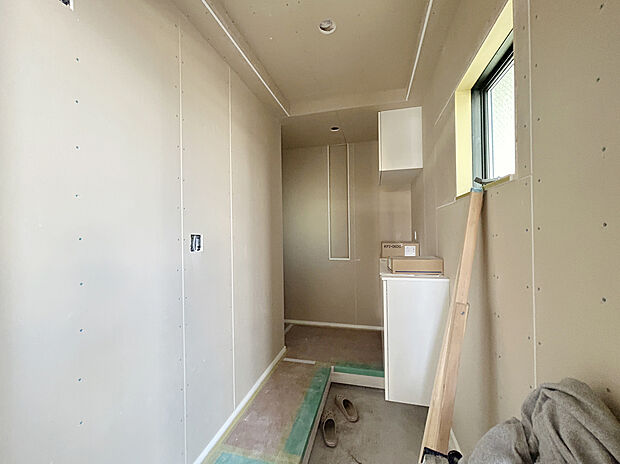 【【Entrance:2月上旬撮影】】幼稚園や保育園、小中学校も徒歩13分圏内に点在しており、子育て世帯のファミリーでも安心して暮らしやすい環境となっています。