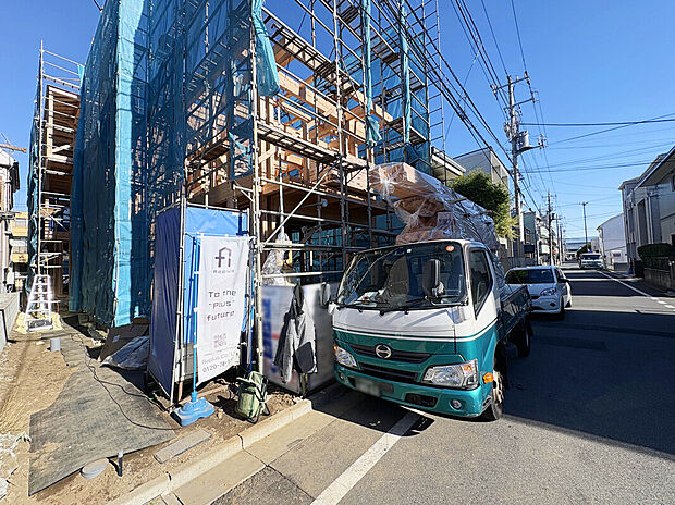 【【外観南側:12月上旬撮影】】スーパーやコンビニなど商業施設が徒歩4分圏内に点在。日々のお買い物や休日のまとめ買いなども行き来しやすい距離で、便利な住環境です。