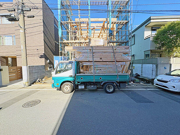 【【外観南側:12月上旬撮影】】幼稚園や保育園、小中学校も徒歩13分圏内に点在しており、子育て世帯のファミリーでも安心して暮らしやすい環境となっています。
