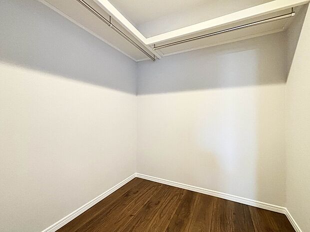 【【施工例：ウォークインクローゼット】】スペースが確保されているため、アイテムごとに収納を分けて整理することができます。棚やハンガーパイプ、引き出しを配置することで、衣類や小物を見やすく、取り出しやすくできます。