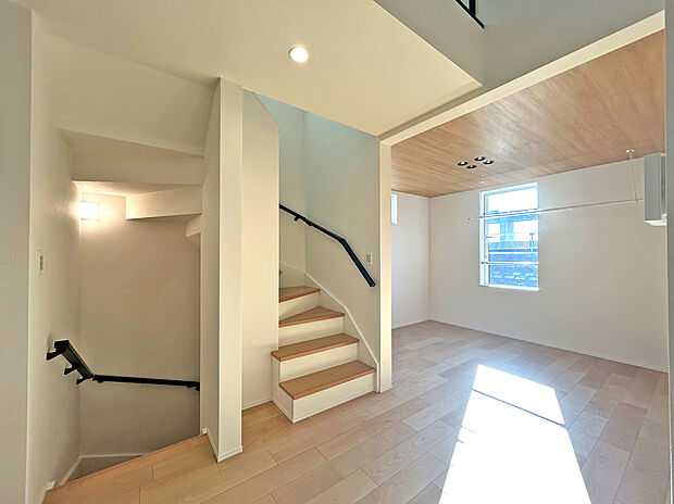 【【LDK】】オープンキッチン仕様により、キッチン内からリビング全体を見渡すことが可能で、家族団らんの時間が増えます。