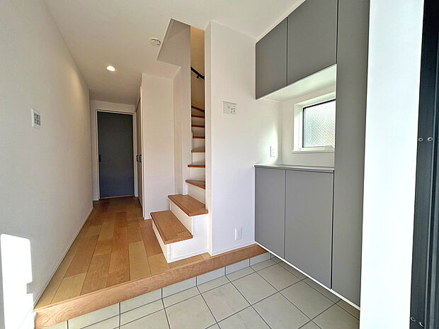 【【Entrance】】玄関にシューズボックスが備わっており、靴を片付けられ、玄関周りをスッキリと見せます。