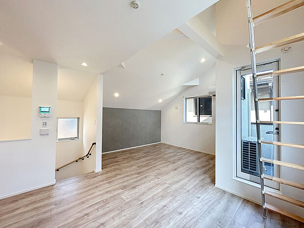 【【床暖房】】リビングに床暖房が標準設備しているため、冬場の寒い時期でも足元から温まることが出来ます。埃が舞う心配も減り、小さなお子様も安心して過ごすことが出来ます。