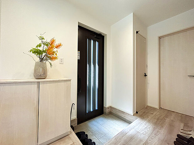 【【Entrance】】白を基調とした清潔感ある玄関。南向きで心地よい陽光差し込む明るい空間です。