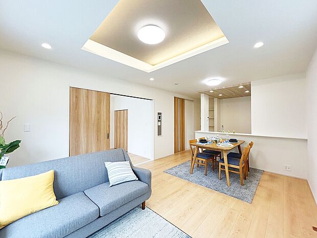 【【床暖房】】リビングに床暖房が標準設備しているため、冬場の寒い時期でも足元から温まることが出来ます。埃が舞う心配も減り、小さなお子様も安心して過ごすことが出来ます。