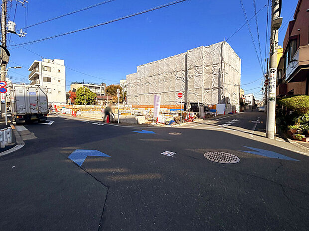 【【外観：12月上旬撮影】】スーパーやコンビニ、、ドラッグストアなどの買い物施設が徒歩10分圏内にあるので、気軽に買い物へ出かけることができます。