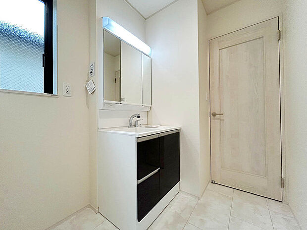 【【Wash Room】】機能美とデザイン性を両立させた3面境仕上げの洗面化粧台。視覚的に広がり感を持たせるだけでなく、機能的にも優れています。