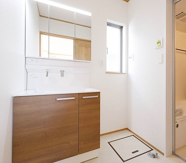 【【施工例：Wash Room】】機能美とデザイン性を両立させた3面境仕上げの洗面化粧台。視覚的に広がり感を持たせるだけでなく、機能的にも優れています。