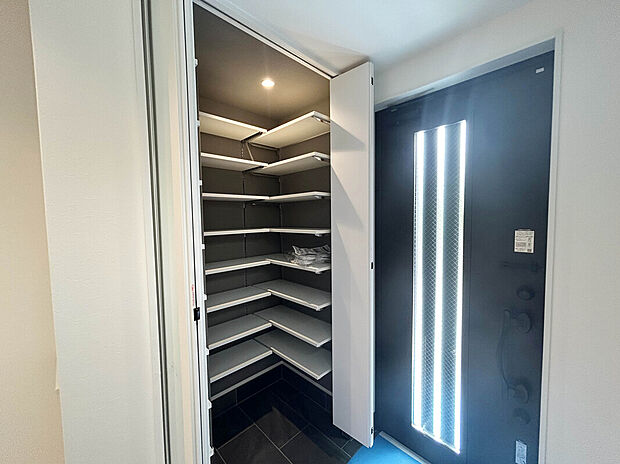 【【シューズインクローゼット】】靴だけでなく、ベビーカーや遊び道具なども一緒に収納できます。扉があるので、来客があってもプライバシー性のある収納となっています。