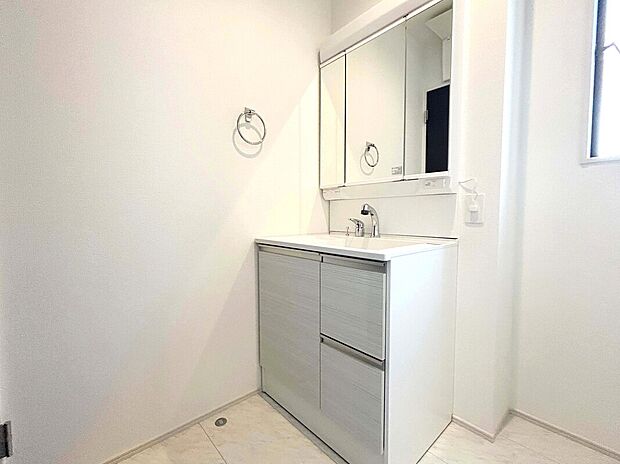 【【建物プラン例：Wash Room】】機能美とデザイン性を両立させた3面境仕上げの洗面化粧台。
毎日利用する洗面脱衣場はシンプルで清潔感のある空間。
