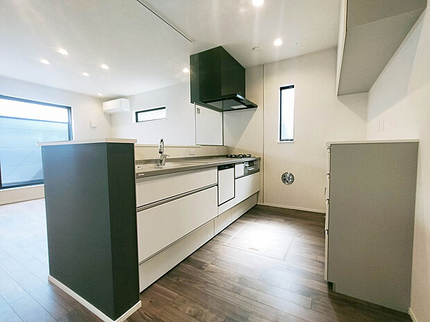 【【Kitchen】】あると便利な食洗器搭載キッチン。手洗いの時間や労力を大幅に削減でき、家事の効率化が図れ、空いた時間に他の作業やのんびり家族との時間が増えます。