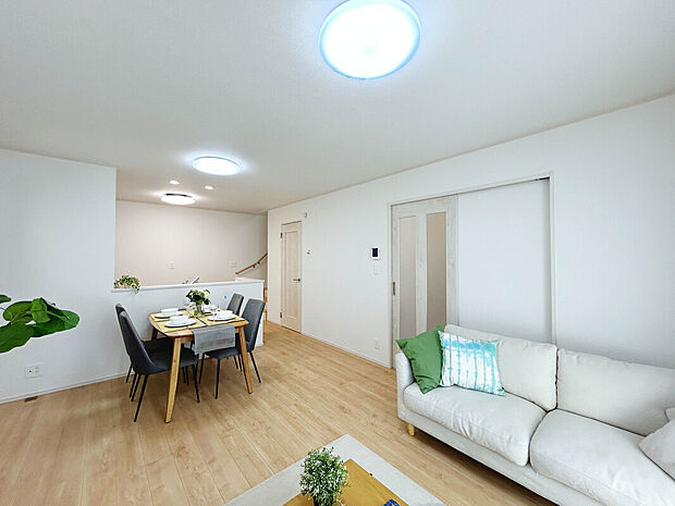 【【LDK：B号棟】】オープンキッチンが採用されており、リビング全体が見渡せられるので、子供の様子を見ながら、家族との会話を楽しみながら料理ができます！