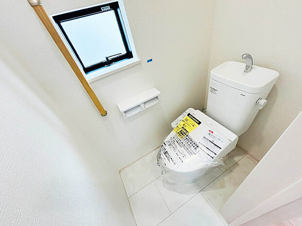 【【Toilet】】ウォシュレット搭載トイレ。各階にトイレがあるので、朝慌ただしい時間帯に混む心配が減ります。わざわざトイレのために階段を昇り降りをせずに済みます。