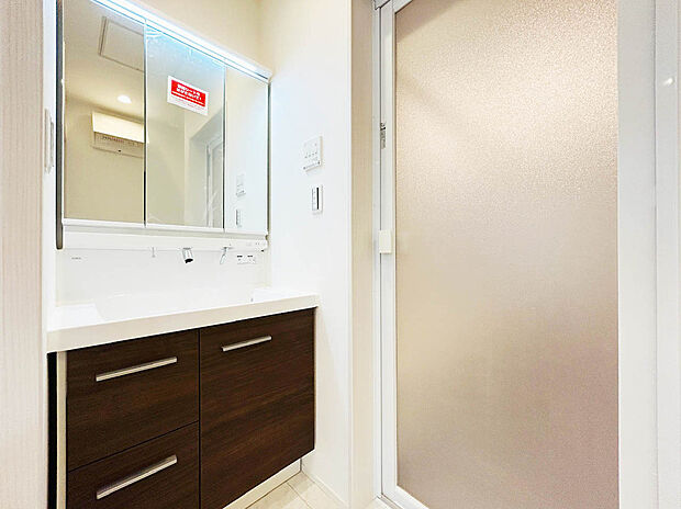 【【施工例：Wash Room】】機能美とデザイン性を両立させた3面境仕上げの洗面化粧台。視覚的に広がり感を持たせるだけでなく、機能的にも優れています。