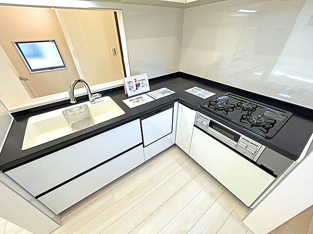【【Kitchen】】あると便利な食洗器搭載キッチン。手洗いの時間や労力を大幅に削減でき、家事の効率化が図れ、空いた時間に他の作業やのんびり家族との時間が増えます。
