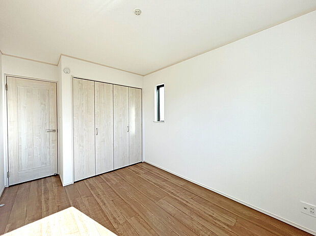 【【Room：6帖】】日中の太陽光を取り入れやすいため、部屋が暖かくなり、暖房の使用が減る可能性があります。エネルギー効率が向上することで、光熱費の節約にもなります。