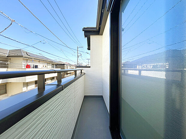 【【Balcony】】キッチン・洗面ルーム・バスルームなどの水周りが同じ階にあるため、家事効率が良くなります！ふと思ったときすぐ家事を行えるので面倒な階段の往復がなくなるのもメリットです。
