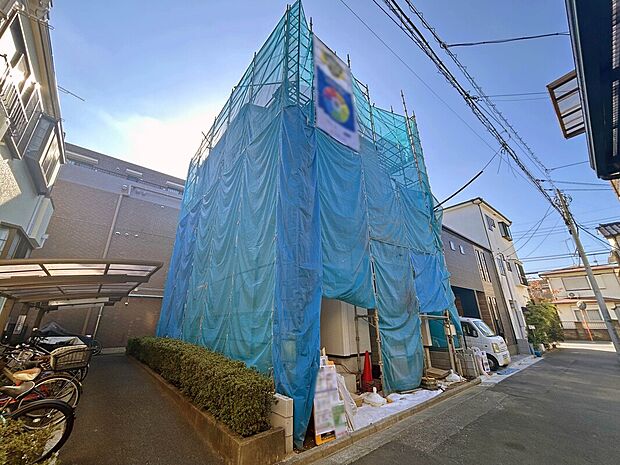 【【外観：11月中旬撮影】】明るさと開放感に満ちたLDK17帖×4部屋の3階建てプラン！
バルコニーが3面備わっており、陽当たり・通風良好！