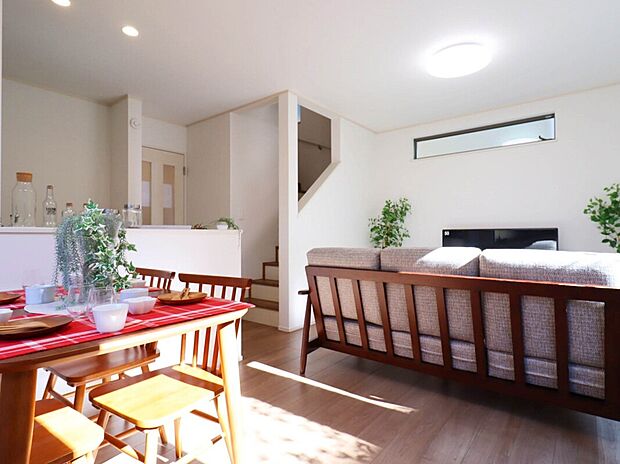 【【施工例：LDK】】明るさと開放感に満ちたLDK17帖×4部屋の3階建てプラン！
バルコニーが3面備わっており、陽当たり・通風良好！