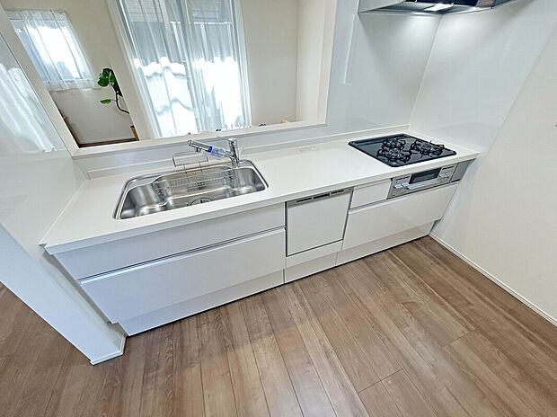 【【Kitchen】】開放感あるカフェスタイルのおしゃれなフルオープンキッチン採用!リビング全体が見渡せられるので、子供の様子を見ながら、家族との会話を楽しみながら料理ができます!