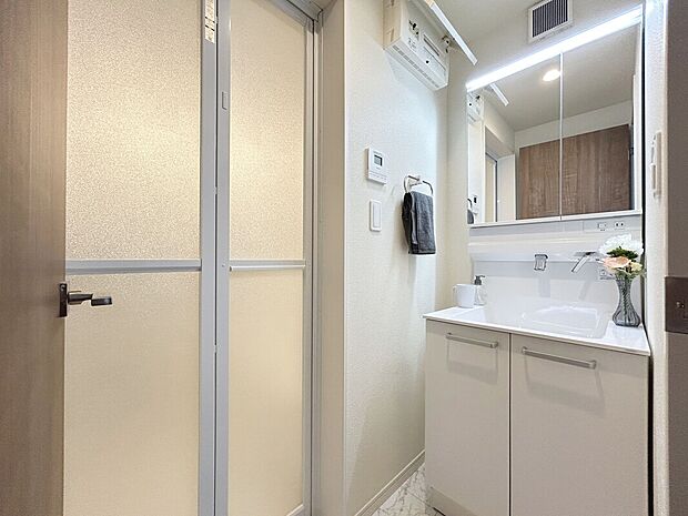 【【施工例：Wash Room】】機能美とデザイン性を両立させた3面境仕上げの洗面化粧台。視覚的に広がり感を持たせるだけでなく、機能的にも優れています。