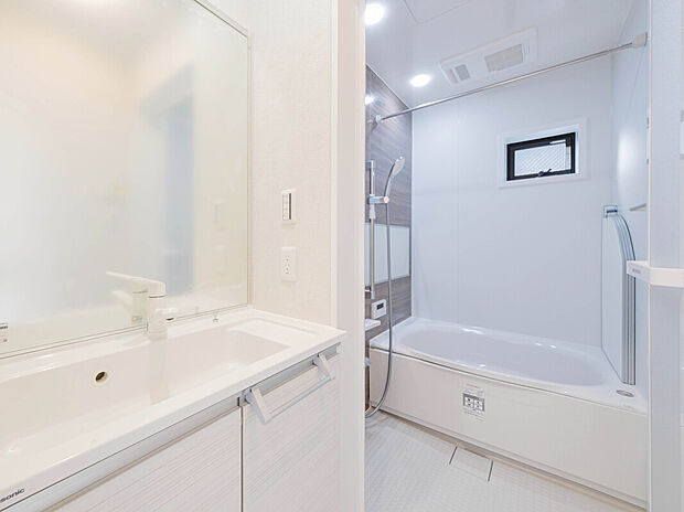 【【Wash Room】】機能美とデザイン性を両立させた洗面化粧台。視覚的に広がり感を持たせ、シャワー付きで機能的にも優れています。