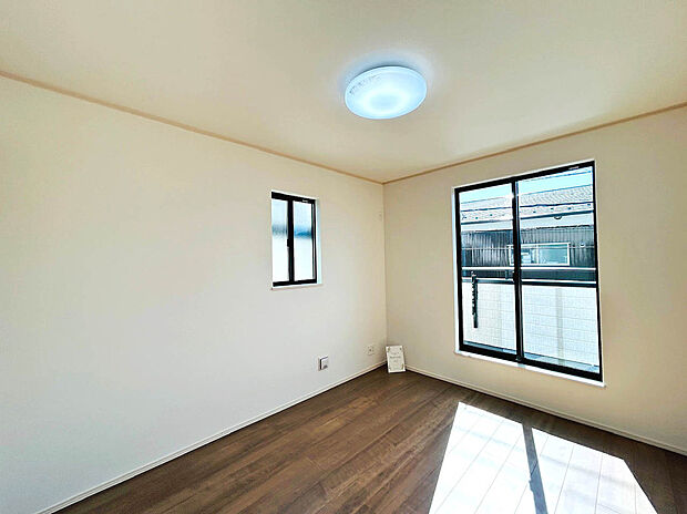 【【Room 6帖：A号棟】】南向き角地物件！カースペース2台分備わったゆとりある敷地！
近くには「中央自動車道」も通っており、遠くへのお出掛けもしやすい！