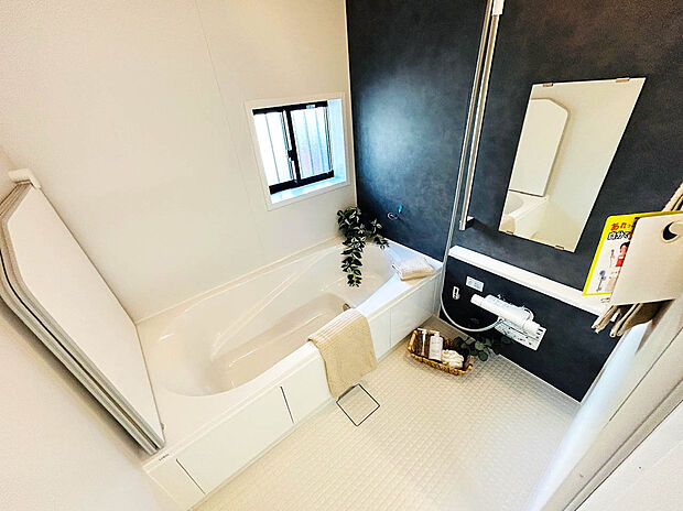 【【Bath Room】】1坪タイプのバスルーム。足を伸ばしてゆったりと浸かれるのはもちろん、洗い場も広さがあるので立ったりしゃがんだりする動作もスムーズに行えます。